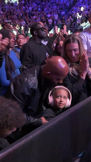 Taking in the moment 👏 #ufcseattle