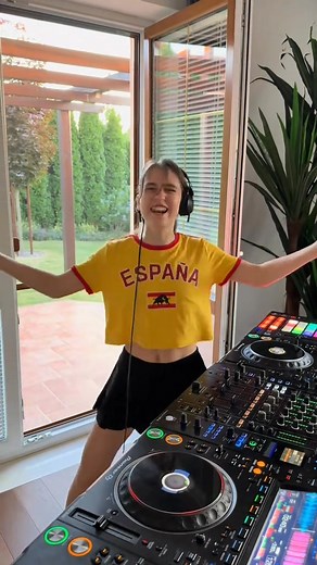 Afro House is also slowly stealing my heart like Melodic Techno and Tech House ❤️‍ I’m starting to add it to my mixes and next week there will be a Full Afro House DJ Set in my style, so stay tuned and enjoy my mix that I made for you today | Nghe Tiếng Anh Mỗi Ngày