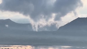 TAAL VOLCANO UPDATE | Patuloy na naglalabas ng usok ang Taal Volcano sa Batangas ngayong Huwebes ng umaga, base sa kuhang video ni Batangas Agoncillo Mayor Cindy Reyes. Ayon sa PHIVOLCS, nananatiling nakataas sa Alert Level 1 ang Taal Volcano simula pa noong Hulyo 11, 2022. Paalala ng PHIVOLCS, manatili muna sa loob ng bahay at isara ang pinto at bintana para hindi makapasok ang abo o vog, kung mayroon man. Gumamit naman ng face mask o N95 bilang proteksyon sa vog o volcanic smog. Kahapon lang n