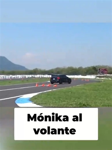 Siente la emoción de conducir en una pista de carreras. Una experiencia que te dejará sin aliento, con cada curva y cada recta. #AudiGuatemala #Lanzamiento #AudiQ3