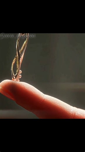 zaid on Instagram: "Follow me 🔥 日本利用压电瓮吱将脚步转化为电能。这些瓮砖捕捉来自你脚步的动能。当你行走时,你的重量和动作会对瓷砖产生压力。瓷砖会轻微弯曲, 从而产生机械应力。瓷砖内部的压电材料将这种应力转化为电能。每一步都会产生少量电荷, 而数百万步结合在一起就能产生足够的电力来驱动LED灯、数字显示屏和传感器。在像涩谷车站这样繁忙的地方,每天大约有240万个脚步为这一系统作出贡献。这些电能可以被储存或立即使用,从而减少对传统电力来源的依赖,并支持可持续的城市基础设施。这种方法将日常运动转化为实用的可再生能源#日本#知识 #事实 # 你知道吗#推荐#科技#创新#历史 #技术#实验 #热门 日本利用压电瓷砖将脚步转化为电能。这些瓮砖捕捉来自你脚步的动能。当你行走时,你的重量和动作会对瓷砖产生压力。瓷砖会轻微弯曲, 从而产生机械应力。瓷砖内部的压电材料将这种应力转化为电能。每一步都会产生少量电荷, 而数百万步结合在一起就能产生足够的电力来驱动LED灯、数字显示屏和传感器。在像涩谷车站这样繁忙的地方,每天大约有240万个脚步为这一系统作出贡献。这些电能可以