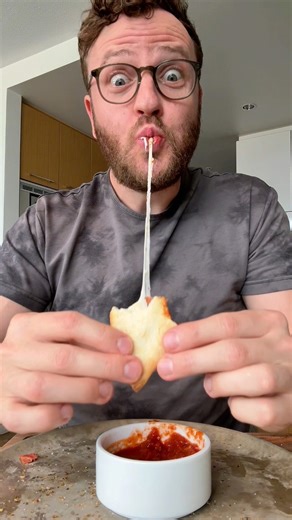 Frozen pizza rolls are officially dead 🍕🔥 If you liked the full-size version, the mini pizza pocket might be the upgrade you keep on repeat. This is one of those low-effort, high-reward snacks that solves two problems at once. Faster than frozen. Way better texture. The move is simple but there’s a reason it works. Cut a small tortilla in half, fold it into a pocket, then pack it tight. Mozzarella melts fast, salami renders just enough fat, and the tortilla crisps instead of going soggy like s