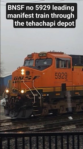 BNSF 5929 leading manifest train through tehachapi depot