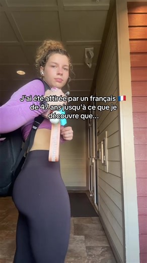 Je croyais qu’il me voyait. En fait, il voyait juste “l’Américaine de 18 ans”. Au début, il me paraissait différent. Calme, posé, sûr de lui. Rien à voir avec les mecs de mon âge. Je me disais : « lui, il va peut‑être vraiment me regarder comme une personne. » À 47 ans, je pensais qu’il aurait assez de vécu pour voir au‑delà de l’accent, de l’image, du fantasme. Pour voir la fille, pas le personnage. Puis les phrases ont commencé à tourner en boucle : « J’adore ton accent. » « J’ai toujours eu u