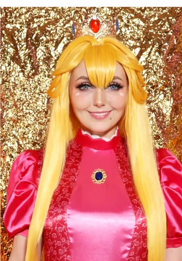 Cosplay of Princess Peach from Mario 🎀