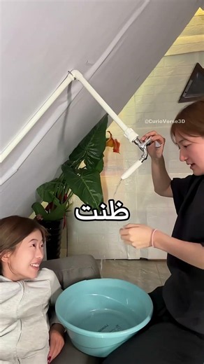 دخلت بيتًا غريبًا… فتحوّل وجهها إلى مثلث! 😂🔺