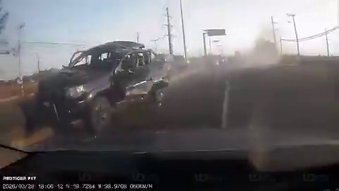 🚨IMÁGENES SENSIBLES🚨#CDMX Una camioneta explotó tras salir del Aeropuerto Internacional Felipe Ángeles (#AIFA)✈️, en el municipio de Tecámac, dejando como saldo dos hombres sin vida, originarios de #Sinaloa.🔴 De acuerdo con reportes, una de las víctimas sería “El Payín”, presunto operador criminal.Autoridades ya investigan los hechos para esclarecer lo ocurrido. ⚠️📹 Cortesía #ALMOMENTO #Urgente #Breaking #México