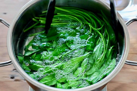 空芯菜の下ごしらえ。茹で方・茹で時間などの下処理も動画で解説。