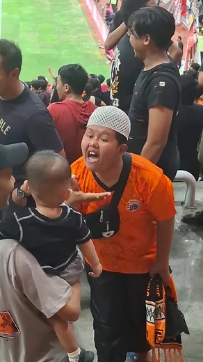 Badru Si Capit Kepiting Beraksi di Stadion