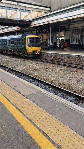 A GWR Class 165 (165103) departing Platform 1 at Exeter St Davids