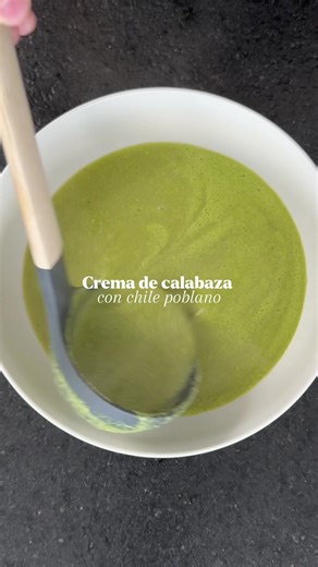 Crema de calabaza con chile poblano ¿Qué más le agregarías? 👨‍🍳Descarga mis recetarios digitales y agenda una consulta nutricional desde el link de mi perfil o en rickygo.fit Ingredientes: -Calabaza. -Chile poblano. -Cebolla. -Leche de almendras. -Cilantro. -Pan tostado integral. -Yogurt griego sin azúcar. -Sal. -Pimienta. #recetas #recetassaludables #recetasfit #comidasaludable #alimentacionsaludable