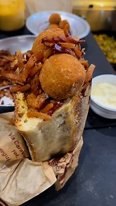 🎶 “E si bell comm’ ‘e si...” 🎶 Proprio come la canzone… anche il nostro Cuzzetiello Napoletano è ‘na poesia! Ti aspettiamo a pranzo da La Fonte Lattea, a Napoli in via Michelangelo da Caravaggio n.3. Prenota il tuo tavolo: 0817146121 Sempre caldo e croccante! 🥖🔥 #lafontelattea #napoli #rosettonacaldaecroccante #francoricciardi | La FONTE Lattea - Trattoria da Michele