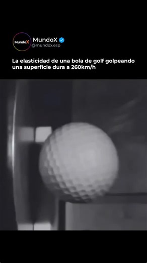 @mundox.esp on Instagram: "Observa la física en acción con esta captura en cámara lenta de una bola de golf impactando una superficie a 260 km/h. En el momento del choque, la bola sufre una deformación notable, comprimiéndose y luego rebotando gracias a su elasticidad diseñada. Esta capacidad para absorber y redirigir energía es lo que otorga a las bolas de golf sus características únicas de rendimiento. Aunque esta grabación a alta velocidad es una demostración impactante, comprender estas diná