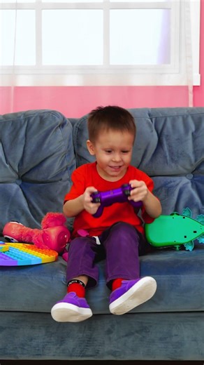 EASY WAY TO KEEP YOUR PARENTS BUSY! 🤓| Watch this smart kid use a game idea, cool DIY hack #shorts