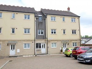 Price Reduced to £120,000 - Roborough This SPACIOUS GROUND FLOOR...