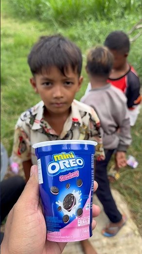 Yummy bites mini OREO Strawberry 🍓 eating by #villagee |#viralvideo #satisfying #fyp #orecake