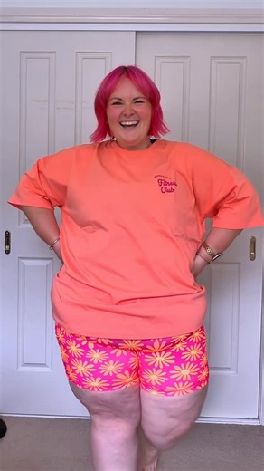 Sarah ✨ plus size fashion | books | life ✨ on Instagram: "The long awaited @musclenation try on 💪🏻 Sorry it took so long to post! My sizing 👇🏻 Leggings/shorts - 4XL Tees - 2XL Crop - 4XL My fave picks from this haul are the Everyday Pocket Leggings and Shorts, and the Stamina Bra. The coloured shorts (pink & floral) are definitely ones you need to wear nude undies with and I did think about returning them but in the end have kept them as I’m going to be wearing them with oversized tees anywa