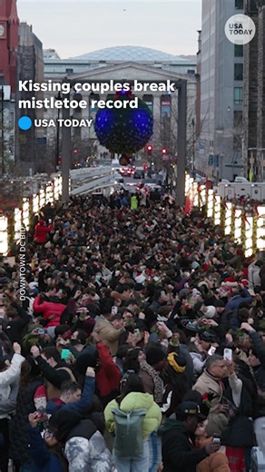 A total of 1,435 couples kissed for five seconds underneath the National Mistletoe in Washington, D.C., breaking the previous record from St. Louis, Missouri, in 2019. #guinessrecord #mistletoe