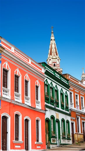 Quer conhecer um destino com a energia do nosso povo? Viva Bogotá! 🇨🇴 Incentivo a arte de rua, cores vivas, energia hospitaleira, pratos típicos que não dispensam arroz e feijão, carnaval de rua, festas vibrantes e muito mais. Bogotá é um pedacinho do Brasil dentro da Colômbia, e não há nada melhor do que se sentir em casa enquanto se voa mais alto. 🧡 Envie este vídeo para quem você quer ter ao seu lado nessa viagem! Crédito vídeo GOL: @cleciocosta_ #VoeGOL #bogota #colombia #viagens | GOL Li