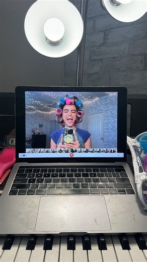 DANI ARRIBERE💖✨🧚‍♀️ on Instagram: "Easy velcro hair roller tutorial📍🫶🏼✨🧚‍♀️ #velcrorollers #hairrollerstutorial #hairtutorial #explorepage #daniarribere"