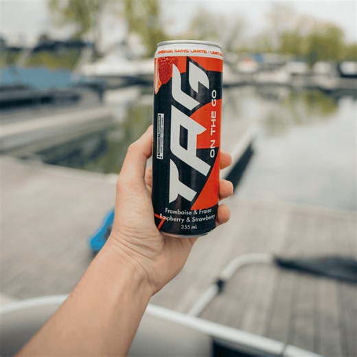 Nouveau et exclusif chez Metro! ✨ Découvrez les boissons énergisantes Tag on the GO, créées par le pilote canadien Alex Tagliani🏎️. Disponibles en deux saveurs : Framboise-Fraise et Orange-Agrumes. Avec une combinaison de caféine et de vitamines B5, B6, et B12 pour une meilleure concentration. Allez-vous essayer ce nouveau produit? 😋 | Metro mon épicier
