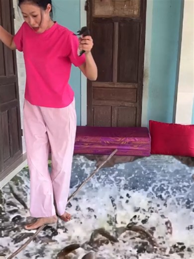 Large Eel Pond on Hana's Floor: Viral Home Clips Explained