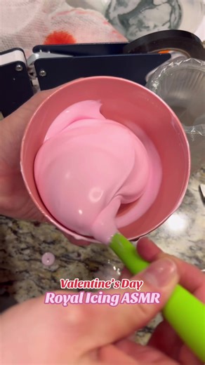 Loving this years color palette for Valentine’s Day!🩷 #royalicing #asmr #customcookies #sugarcookies @AmeriColor