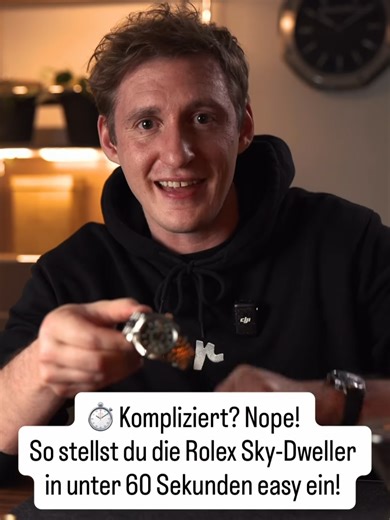 Die Rolex Sky-Dweller wirkt vielleicht kompliziert, ist aber super easy zu bedienen. So geht’s Schritt für Schritt: ✨ Ring Command Lünette – sie hat 4 Positionen, jede steuert eine andere Funktion. 📅 Datum & Monat – Krone aufziehen, Lünette drehen, roter Marker zeigt den Monat. ⏰ Hauptzeit – Stunden- und Minutenzeiger einstellen. 🌍 GMT/24h-Anzeige – läuft synchron zur Hauptzeit und zeigt dir die Referenzzeit. 📖 Jahreskalender – weiß automatisch, ob ein Monat 30 oder 31 Tage hat (nur im Februa