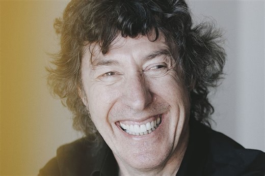 Roberto Musso: es ingeniero, es el líder de la banda más “rara” del rock rioplatense y a los 63 convoca a un público que tiene la edad de su hija