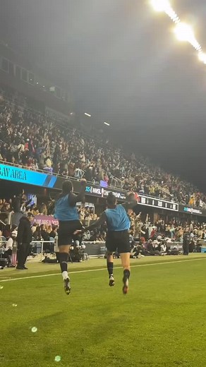 Wholesome celebration alert 🚨 Rose Lavelle breaks the deadlock with a superb goal from outside the box and runs straight to her teammates on the sidelines. #nwsl #girlssoccernetwork #gsn #womenssoccer #girlssoccer #soccer #nwslchampionship #celebration | Girls Soccer Network