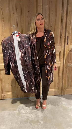 We hebben weer hele gave vesten binnen van Magna 🤎✨ Wederom in de mooie bruin tinten en dus het hele najaar goed te combineren! Maat 40-58 voor €49,95 ✨👉🏼 Shop in Klazienaveen of gemakkelijk online via https://sandrasboetiek.nl/collections/magna | Sandra's Boetiek