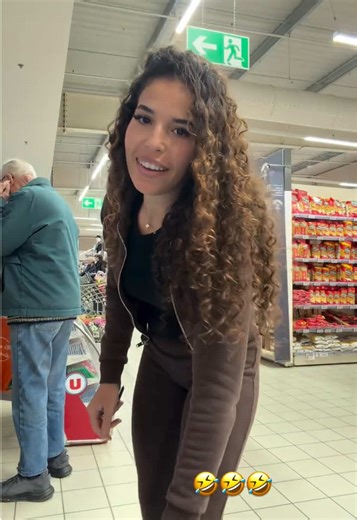 Poupette prend ses courses en descendant en squats 🤣🤣 @Poupette 👛 #poupettekenza #comptefan #actu #fyp #pourtoii