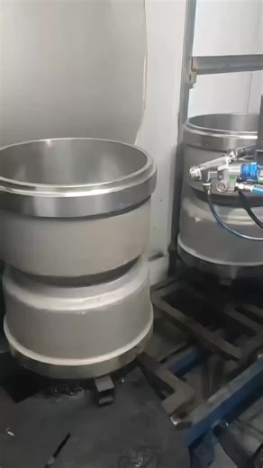 Who says that workers starting their own businesses have no chance of success? ！ Our tough manufacturing process involves gripping the brake drum, using high-quality steel for casting and thickening for enhanced wear resistance. Even under heavy loads and sudden braking, it remains as stable as iron! From sample production in the workshop to achieving a huge export order, it's all down to the genuine and high-quality materials! Now we are recruiting partners. Let's work together to sell the truc