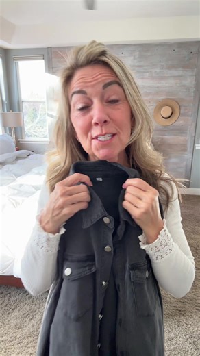 Cutest jean jacket with frayed hems, lightweight, great layering piece, stretchy cotton blend. Double your outfits by buying this piece to throw over just about anything. #GENLECK #GeneJacket #FrayedHems #LayeringPiece #NewYearPicks @Genleckofficial