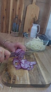 Ich liebe Fenchel mache auch viele Rezept damit, heute zeige ich euch ein leckeres Fenchelsalat Rezept auf die schnelle ZUTATEN: Fenchel 1 rote Zwiebel 1 Orange 1/2 Bund frische Petersilie Pinienkerne ZUTATEN FÜR DEN DRESSİNG: 2 EL Senf 2 EL Agavendicksaft 3 EL Olivenöl 2 EL Apfelessig Salz, Pfeffer #salat #food #rezepte #food #hausgemacht | Was kommt heute auf den Tisch?