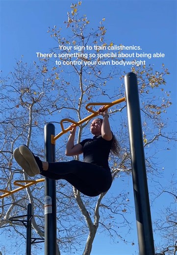 It’s such an empowering feeling. Been falling in love with this stuff lately #calisthenics #personaltrainer #pullup #functionaltraining #womenwholift