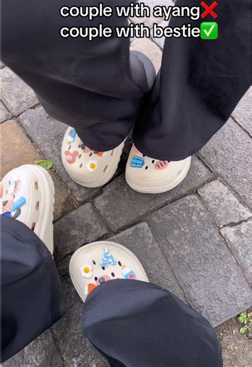 Sandal Kodok Wanita: Gaya Santai Bareng Bestie