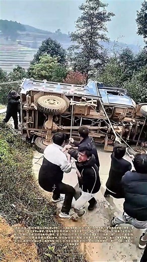 引き起こす村の力: 転覆した車両を救う絆の一瞬