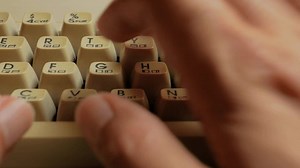 「古いコンピュータでの入力（pov、接写）」の動画素材（ロイヤリティフリー）1058254648 | Shutterstock