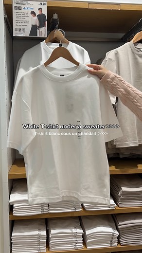 The perfect base for any layered look. Find your go-to white tee at UNIQLO! - La couche de base idéale pour toutes vos tenues superposées. Dénichez votre t-shirt blanc préféré chez UNIQLO! #UNIQLOCanada #LifeWear | Uniqlo Canada