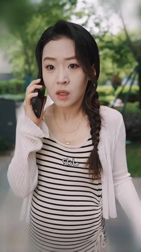 ‎عالم الدراما‎ on Instagram‎: "531172: المسرحية 📲 حمّل تطبيق "MoboReels"، 🔍 ابحث عن "531172"، وشاهد المسلسل الكامل ✨ 💗 ملخص القصة: أمسكت فانيسا بصديقها بلاين في ‫قبل خمس سنوات، اضطرت كاثي إلى إنهاء زواجها من شاول لحماية عائلتها، لتتلقى في نفس اليوم نبأ وفاته في حادث تحطم طائرة. بعد خمس سنوات، عاد شاول، بعد أن زيف وفاته وتحول إلى رجل أعمال ثري، ساعياً للانتقام من كاثي على ماضيهما. أجبرها على أن تعمل مربية أطفال، دون أن يعلم أنها كانت تربي ابنهما بمفردها طوال تلك السنوات. وسط سعي شاول الحثيث لل