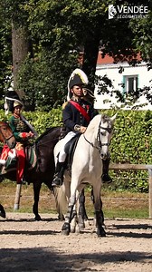 🐴🇫🇷 Découvrez « Cheval d’Empereur », le nouveau spectacle estival du Haras de la Vendée. ⏳ Jusqu’au 31 août, remontez au début du XIXe siècle pour suivre l’histoire d’un jeune fermier vendéen. Avec son seul et meilleur ami équin, leurs destins croiseront celui de Napoléon Bonaparte. 🐎 Acrobaties, émotions et humour vous attendent dans une mise en scène historique remarquable à découvrir en famille. 🪶 Un spectacle écrit et mis en scène par Guillaume ASSIRE BECAR 🌐 Infos pratiques : go.vende
