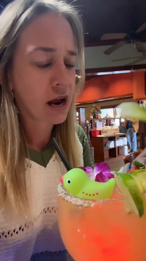 I have never seen a robot food runner in person before! #robots #server #restaurantindustry #foodrunner #robotfoodrunner #serviceindustry #bartender #tacosandtequila #margari | Michellebellexo