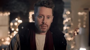 Macaulay Culkin Returns to the HOME ALONE House and Reunites With Old Man Marley's Granddaughter in Fun New Ad — GeekTyrant
