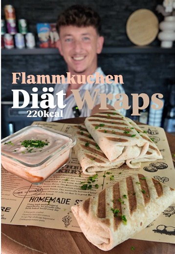 🌯 High Protein Flammkuchen Wraps Mit Rezepten wie diesem ist abnehmen richtig lecker! 🧾 Zutaten * 4 EDEKA Herzstück High Protein Wraps * 250 g Magerquark * 1 TL Salz * 1 TL Knoblauchpulver * 45 g Schinkenwürfel * 75 g Reibekäse Light * 1–2 Frühlingszwiebeln * 1 TL Salz * 1 TL Knoblauchpulver Die Schinkenwürfel zuvor kurz anbraten. ⸻ 🔥 Nährwerte 👉 Gesamt (4 Wraps) * ca. 880 kcal * ca. 91 g Protein * ca. 74 g Kohlenhydrate * ca. 21 g Fett 👉 Pro Wrap * ca. 220 kcal * ca. 23 g Protein * ca. 18 