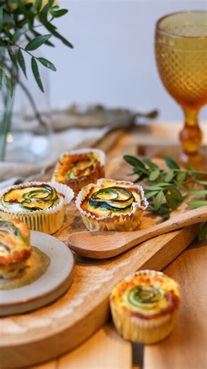 Goede voornemens die ook écht lekker zijn? Yes please! 🧁 Deze courgette muffins van @vanavermaetclaudia zijn perfect voor een gezonde start van het jaar. Licht, voedzaam en verrassend smaakvol, en in een handomdraai gemaakt met de Braun MultiMix 5. Het nieuwe jaar gezond starten was nog nooit zo eenvoudig. - De bonnes résolutions qui sont vraiment délicieuses ? Yes please ! 🧁 Ces muffins à la courgette de @vanavermaetclaudia sont parfaits pour bien commencer l’année de façon saine. Légers, nou