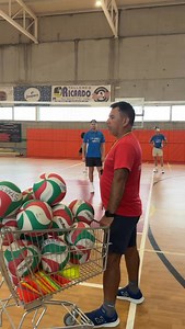 Los gestos del voleibol No es solo mover los brazos. Cada gesto en el voleibol—el pase, el colocador, el ataque—lleva años dominarlo. 🎯 Precisión, técnica y sobre todo… paciencia. En STARS, lo enseñamos paso a paso. Porque creemos en nuestros niños. Porque aquí, cada entrenamiento es una oportunidad para superarse.” 💫 Formamos personas antes que campeones. 📣 ¿Quieres que tu hijo aprenda desde la base, con entrenadores que enseñan desde el respeto? 👉 Últimas plazas para nuestros Campus de Ver
