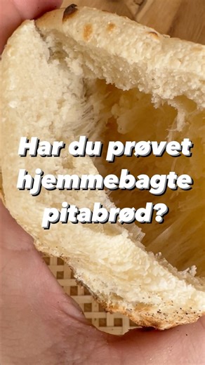 Jesper Søvndal on Instagram: "Hjemmebagte pitabrød er i virkeligheden ikke svært, men de smager så meget bedre end de købte. Her får du min opskrift som både kan bages i almindelig ovn og pizzaovn. 3 dl lun vand 15 g flagesalt 20 g gær 500 g tipo 00 0,5 dl olivenolie Hæld vand og gær i en røreskål og opløs gøren. Tilsæt så resten af ingredienserne og ælt på røremaskinens trin 3 i 15 minutter. Lad dejen hæve tildækket i 60 minutter og del den i 8 stykker. Spænd dem op til boller og rul dem ud til