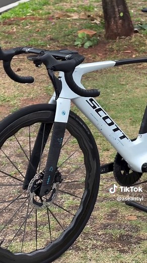 Cycling Gear Comparison: SRAM vs Shimano