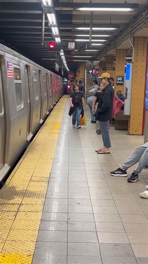 Manhattan bound N & R trains arriving at 36th Street